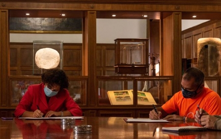 Imagen de la firma del convenio (UGR)