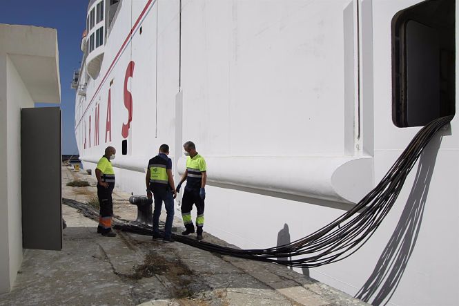 Trabajos para la conexión a la red eléctrica de un barco (PUERTO) 