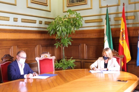 Imagen de la firma del convenio (AYTO. MOTRIL)