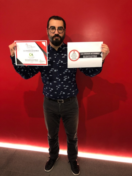 Antonio Tejada posa con el premio (LA CIUDAD ACCESIBLE) Antonio Tejada posa con el premio (LA CIUDAD ACCESIBLE)