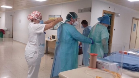 Profesionales del Virgen de las Nieves, con equipos de protección (HOSPITAL VIRGEN DE LAS NIEVES) Profesionales del Virgen de las Nieves, con equipos de protección (HOSPITAL VIRGEN DE LAS NIEVES)
