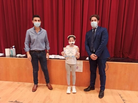 Entrega de premios del concurso de dibujo con los concejales de Cultura y Fiestas de Otura (AYTO. OTURA) 