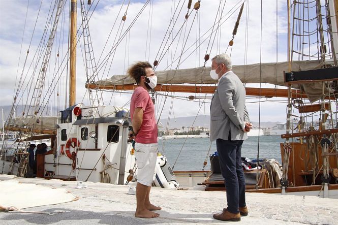 El presidente del puerto de Motril y el primer oficial de cubierta junto al velero (PUERTO DE MOTRIL) 