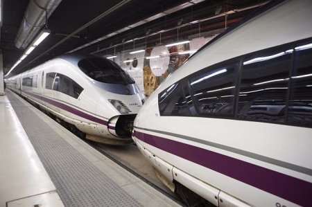Trenes AVE en una estación (RENFE) 