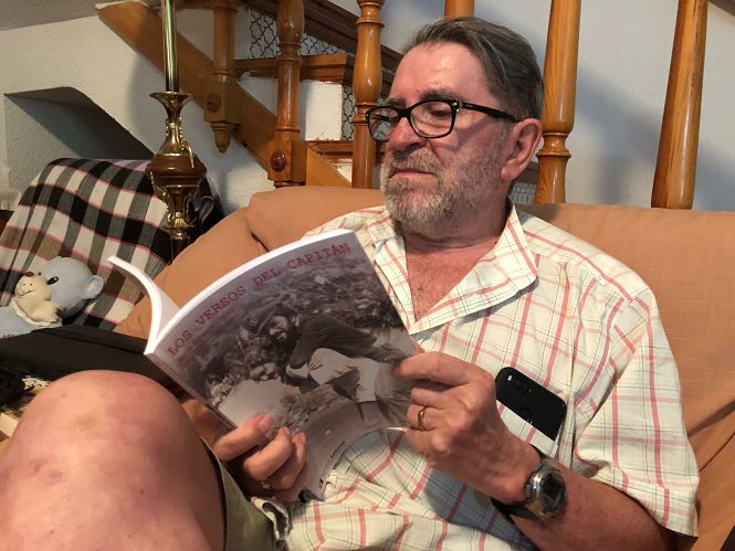 Jesús Alcázar leyendo su libro (LA CIUDAD ACCESIBLE) 