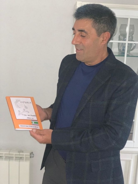 Manolo `el de la Ollería` posa con su libro, en el que retrata la Otura de los años 70 (AYTO. OTURA) 