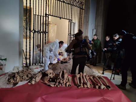 el profersor de la UGR Jose Antonio Lorente durante la exhumación en 2003 de los restos mortales de Cristóbal Colón y de su hijo Hernando Colón, custodiados por la Catedral de Sevilla (UGR) 