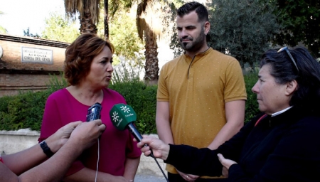 Mari Carmen Pérez y Chus Fernández atienden a los medios (IU)