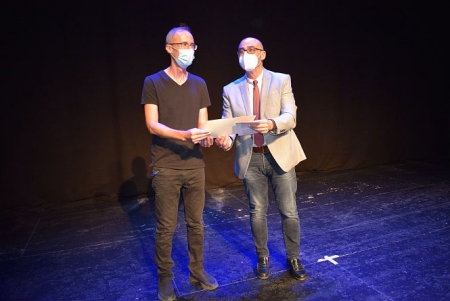 El Alcalde Albolote, Salustiano Ureña entrega el galardón a Tomás Afán (AYTO. ALBOLOTE)