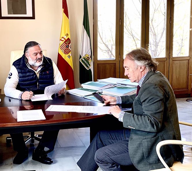El delegado del Gobierno andaluz en Granada,Pablo García, con el delegado De Salud en una imagen de archivo (JUNTA DE ANDALUCÍA)