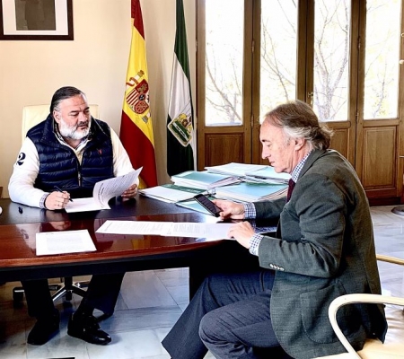El delegado del Gobierno andaluz en Granada,Pablo García, con el delegado De Salud en una imagen de archivo (JUNTA DE ANDALUCÍA)