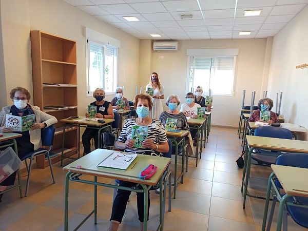 Algunos de los alumnos y alumnas de la Escuela de Adultos de Otura y su profesora (AYTO. OTURA)