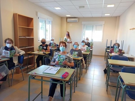 Algunos de los alumnos y alumnas de la Escuela de Adultos de Otura y su profesora (AYTO. OTURA)