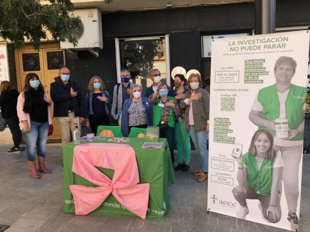 Stand en Órgiva para recaudar fontos para la investigación contra el cáncer (AYTO. ÓRGIVA)