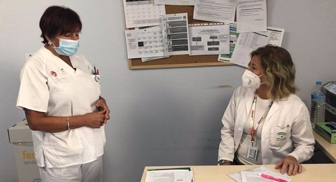 Oncóloga y enfermera en la consulta de cáncer de mama (JUNTA)