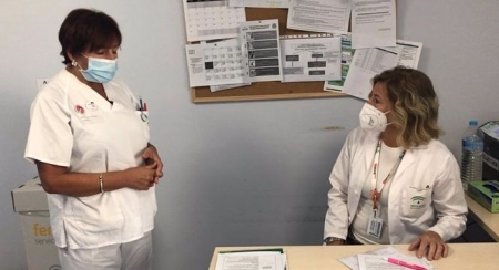 Oncóloga y enfermera en la consulta de cáncer de mama (JUNTA)
