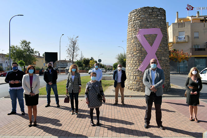 La rotonda del Torreón de Albolote se vuelve a vestir de rosa (AYTO. ALBOLOTE) 