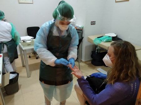 Realización del test de antígenos a una empleada municipal (AYTO. ALMUÑÉCAR)