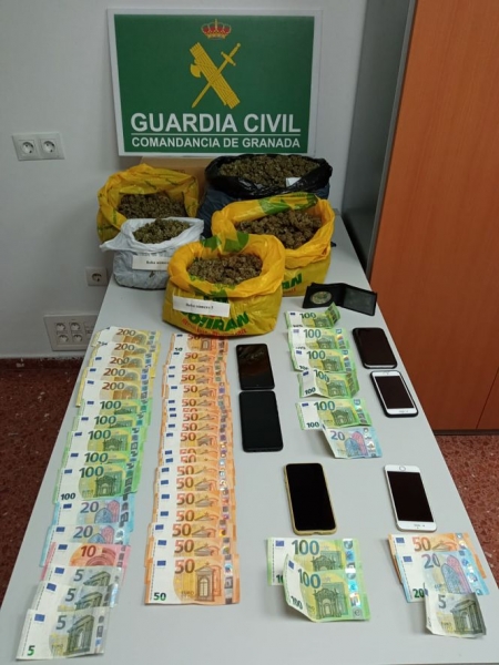 Dinero y marihuana incautados (GUARDIA CIVIL)