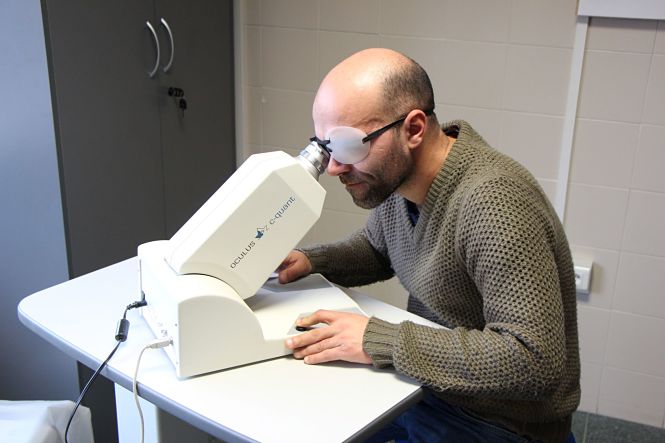 Uno de los participantes en el estudio de la UGR sobre consumo de alcohol, durante una medida de la luz difusa intraocular (UGR)