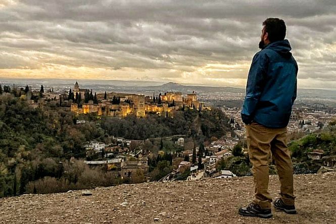 El autor del libro, Jorge Toqa observa la Alhambra 