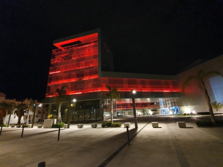 CDT de Motril iluminado de rojo (AYTO. MOTRIL)