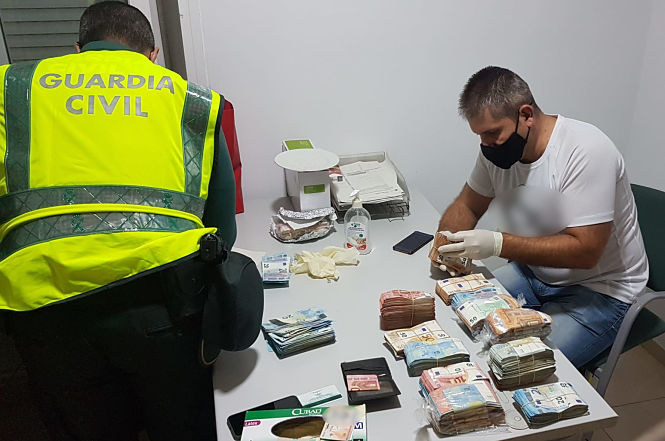 Agentes de la Guardia Civil en un control de tráfico (GUARDIA CIVIL)