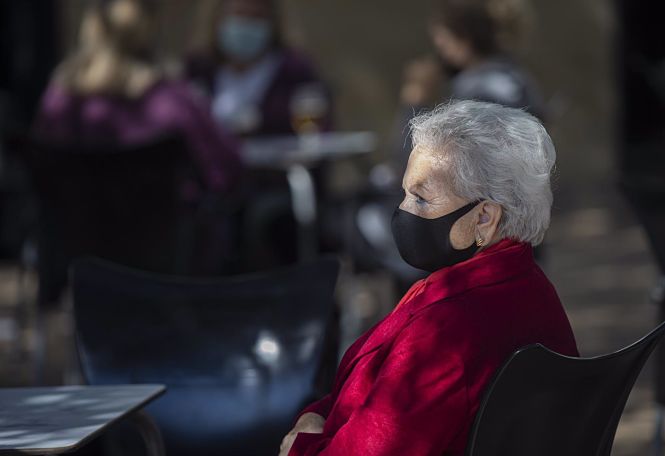 Una mujer mayor con mascarilla en la terraza de un bar (MARÍA JOSÉ LÓPEZ - EUROPA PRESS) 
