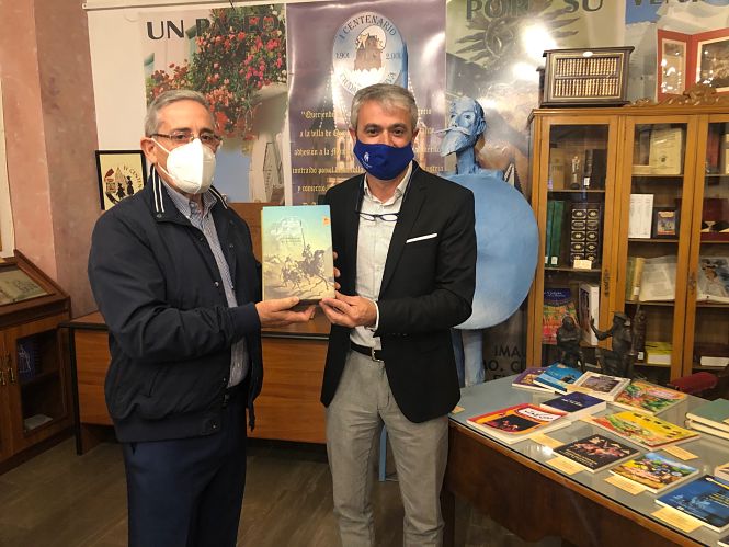 Imagen de la entrega de los ejemplares (AYTO. ÓRGIVA) 