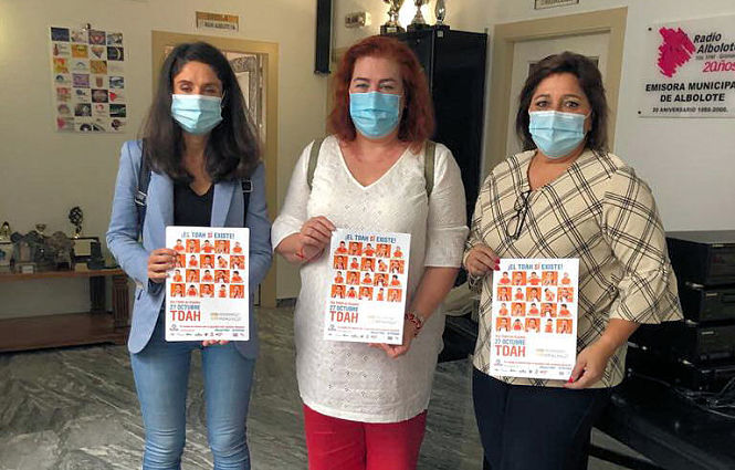 La concejala de diversidad funcional del Ayuntamiento de Albolote, Toñi Guerrero con miembros de la Asociación Ampachico (AYTO. ALBOLOTE)