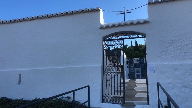 Imagen de la entrada al cementerio (AYTO GUALCHOS-CASTELL DE FERRO)