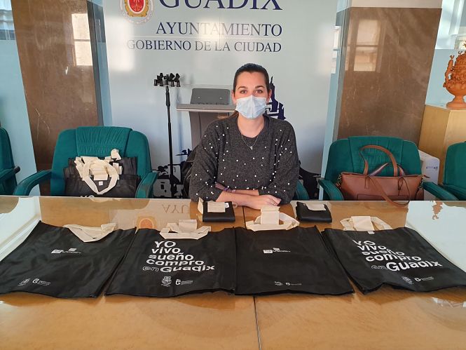 Imagen de la presentación de las bolsas (AYTO. GUADIX)