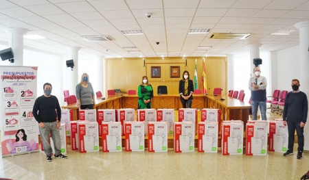 Imagen de la entrega de los purificadores (AYTO. ARMILLA)
