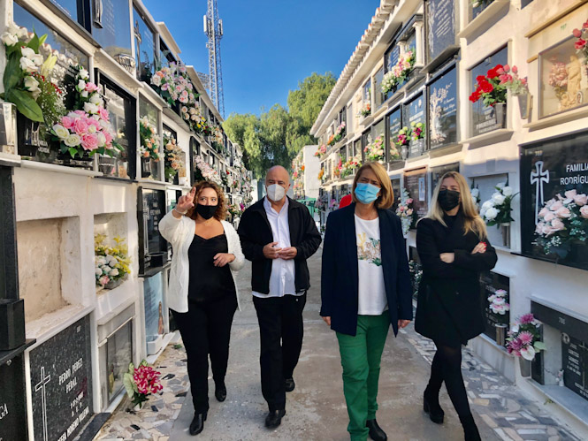 Imagen de la visita al cementerio (AYTO. MOTRIL)