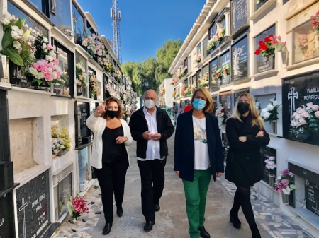 Imagen de la visita al cementerio (AYTO. MOTRIL)