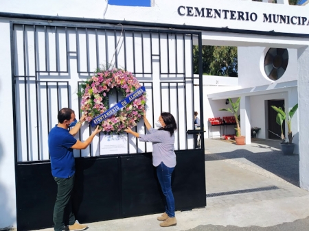 Colocación de la corona a la entrada del camposanto (AYTO. ALMUÑECAR) 