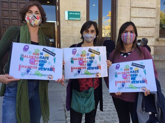 Madres del colegio Andrés Segovia protestan ante la sede de la Junta (AMPA AMANECER) 