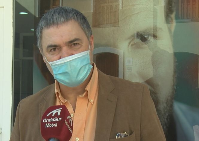 Carlos Rojas frente a la sede del PP de Motril (PP)