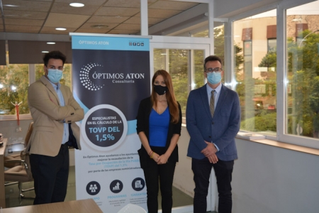 Imagen de la reunión  con los gestores de la consultoría `Óptimos Aton` (JUNTA)