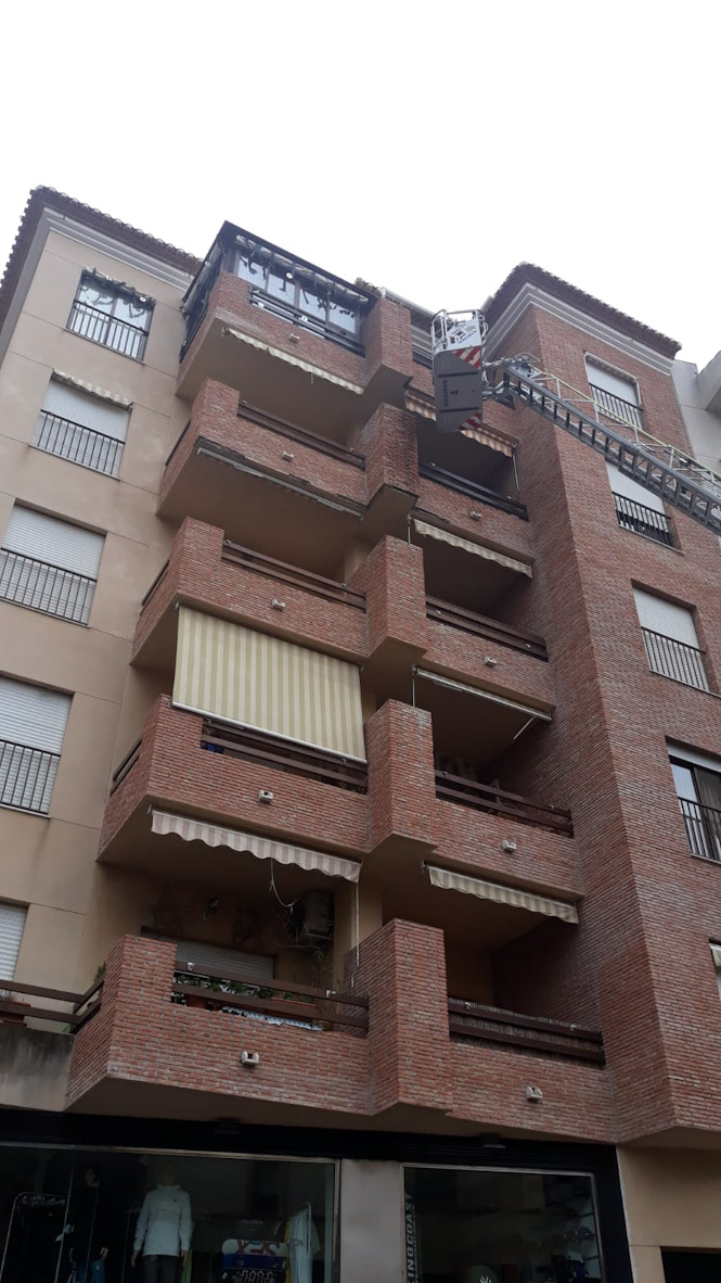 Arreglos en una cornisa (AYTO. ALMUÑÉCAR)