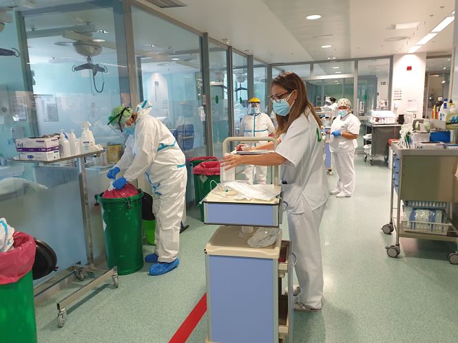 Sanitarios en el Hospital San Cecilio (HUSC)