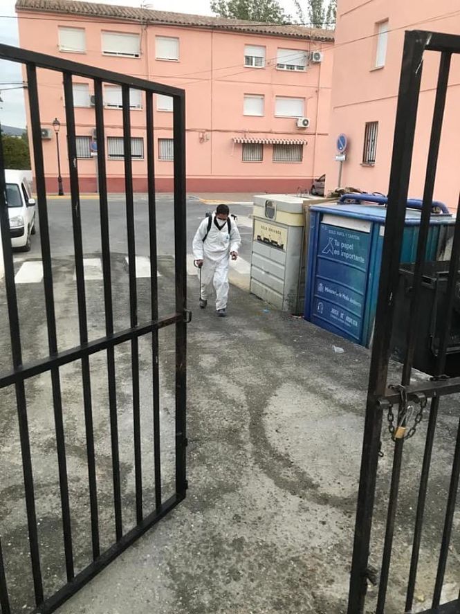Un operario municipal desinfecta un espacio público en Montefrío (AYTO. MONTEFRIO)