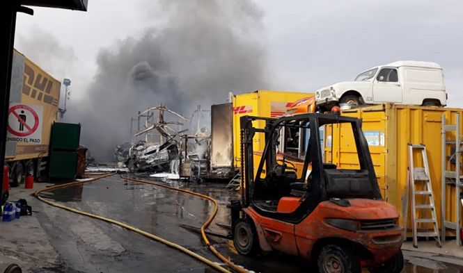 Desguace donde se ha producido el incendio (112 ANDALUCÍA) 