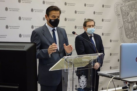 El alcalde de Granada, Luis Salvador, y el concejal de Urbanismo, Luis González, en rueda de prensa (AYUNTAMIENTO) 
