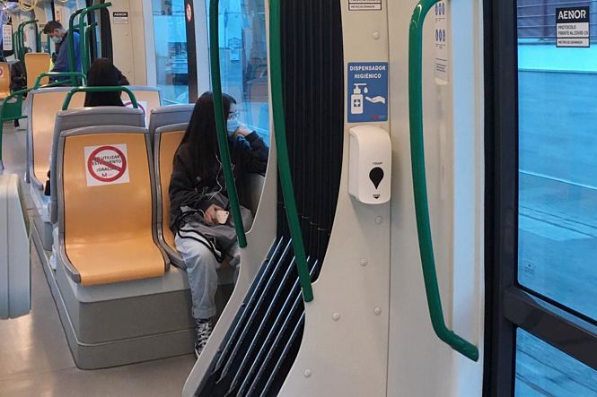 Dispensadores de gel en el metro (JUNTA) 