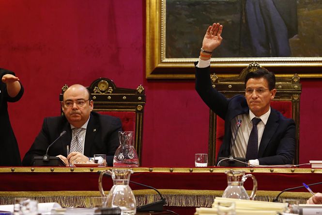 Imagen de Sebastian Pérez junto al alcalde de Granada, Luis Salvador, momentos antes de abandonar el pleno de enero del Consistorio (ÁLEX CÁMARA/EUROPA PRESS)