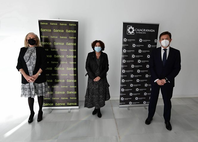 La presidenta de CajaGranada Fundación, María Elena Martín-Vivaldi; la rectora de la Universidad de Granada, Pilar Aranda; y el director corporativo de la Territorial de Bankia en Andalucía, Joaquín Holgado (CAJAGRANADA FUNDACIÓN)