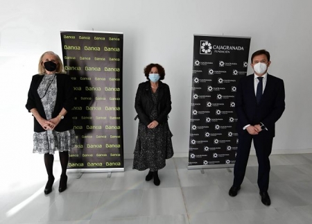 La presidenta de CajaGranada Fundación, María Elena Martín-Vivaldi; la rectora de la Universidad de Granada, Pilar Aranda; y el director corporativo de la Territorial de Bankia en Andalucía, Joaquín Holgado (CAJAGRANADA FUNDACIÓN) La presidenta de CajaGranada Fundación, María Elena Martín-Vivaldi; la rectora de la Universidad de Granada, Pilar Aranda; y el director corporativo de la Territorial de Bankia en Andalucía, Joaquín Holgado (CAJAGRANADA FUNDACIÓN)