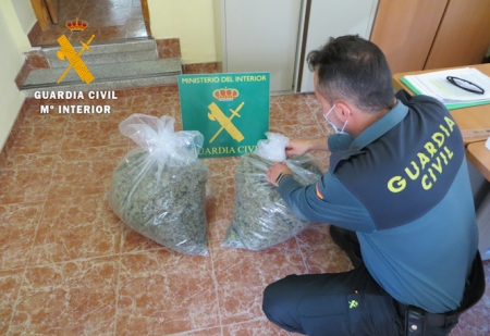 Un Guardia Civil con la marihuana incautada (GUARDIA CIVIL)