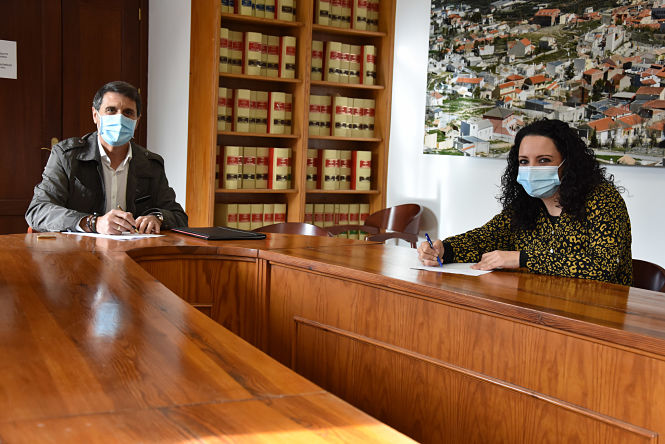 Imagen de la firma del convenio (AYTO. BAZA)